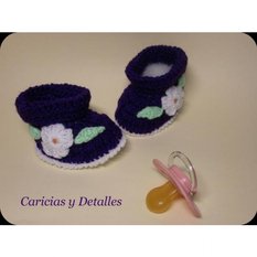 Hermosas botas hechas a mano con lana extra suave para bebés. En su costado lleva un colorido adorno floral.
Son muy prácticas y calentitas.